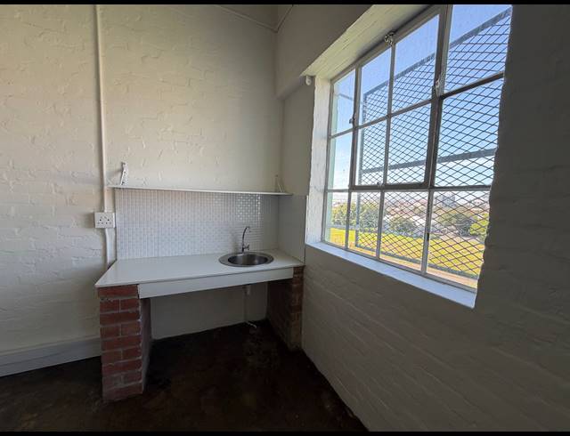78M² BUILDING TO LET IN WOODSTOCK